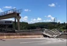 Carreta derruba passarela e interdita rodovia em Chapecó