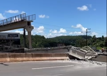 Carreta derruba passarela e interdita rodovia em Chapecó