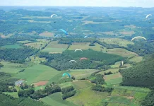 Atleta sofre queda de parapente em Tangará