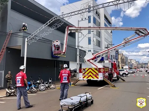 Bombeiros Voluntários de Caçador fazem resgate em altura