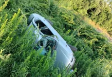 Carro sai da pista e capota na SC-355