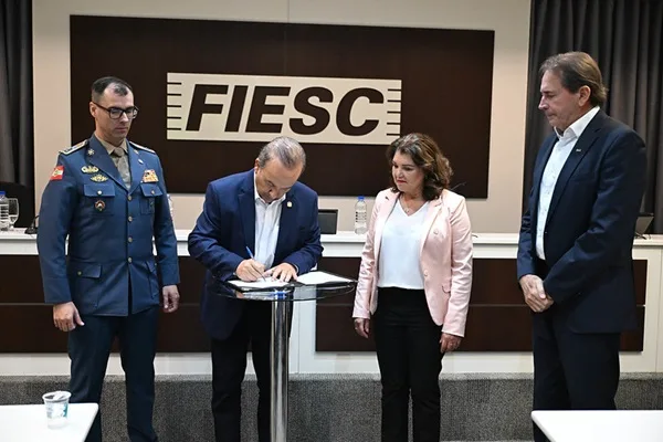 Governador assina decreto que simplifica atividade de segurança contra incêndios