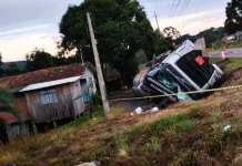 Carreta carregada de álcool tomba perto de casas em Lebon Régis