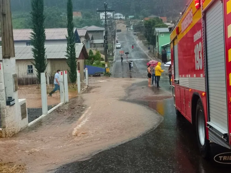 Forte chuva causa vários estragos em Salto Veloso