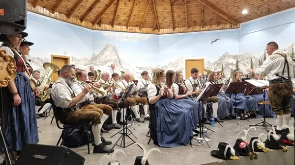 Banda dos Tiroleses executa terceira noite do Sommer Konzerte