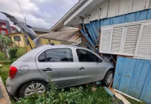 Carro invade casa no bairro Gioppo em Caçador