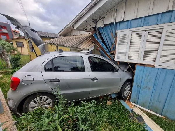 Carro invade casa no bairro Gioppo em Caçador