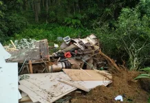 Caminhão cai em ribanceira de 10 metros de altura