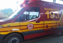 Homem cai de motocicleta após passar por buraco