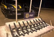 PRF apreende 10 fuzis escondidos em veículo na BR-280