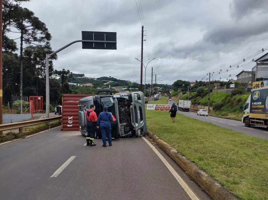 Carreta tomba e interdita parcialmente rodovia SC-135 em Videira