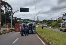 Carreta tomba e interdita parcialmente rodovia SC-135 em Videira