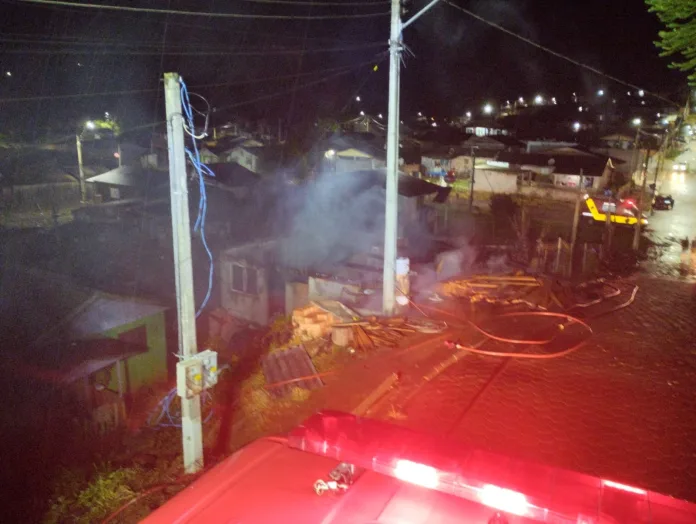 Incêndio atinge quatro residências em Curitibanos