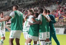 Chapecoense vence fora de casa e entra no G-8