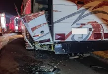 Carros colidem em horários diferentes em ônibus estacionado