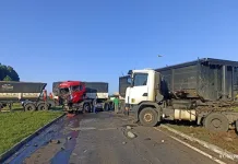 Colisão no Trevo do Irani envolve dois caminhões