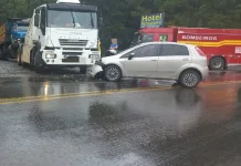 Colisão entre veículo de passeio e caminhão em Pinheiro Preto