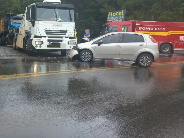 Colisão entre veículo de passeio e caminhão em Pinheiro Preto