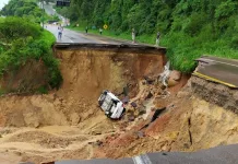 Cratera abre na BR-470 em Rio do Sul e engole carro