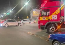 Grave acidente entre dois carros e moto em Curitibanos