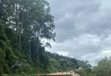 Novo deslizamento ‘engole’ outra parte da pista da BR-470