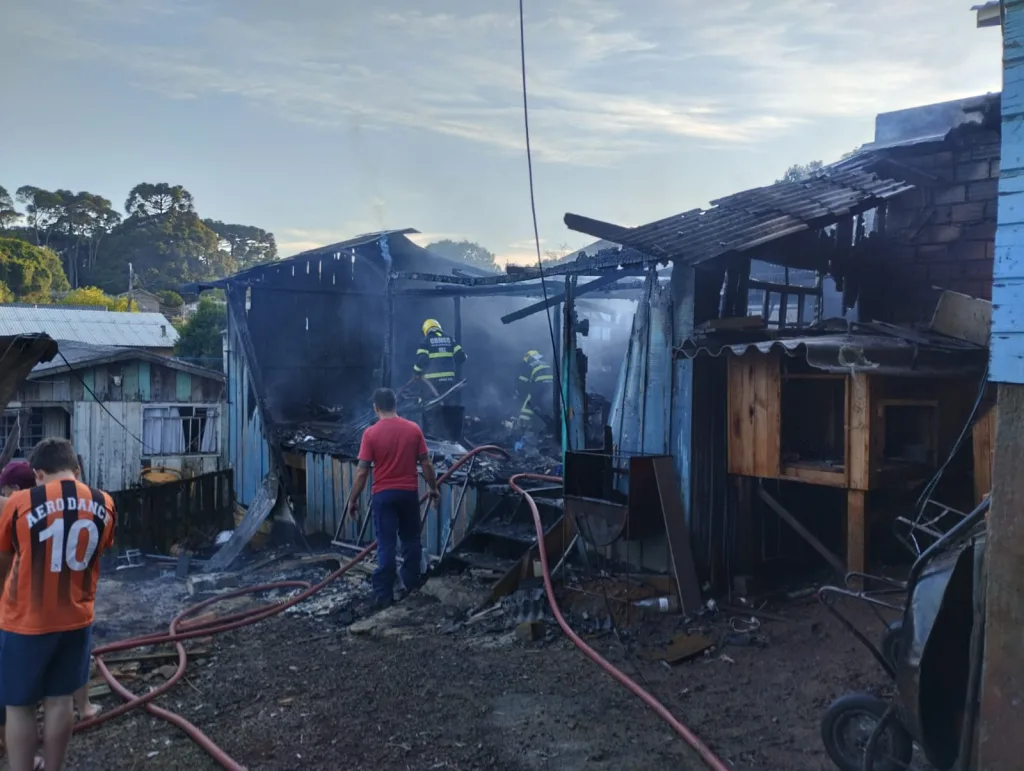 Casa é consumida pelo fogo em Curitibanos