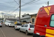 Kombi bate em poste e carros estacionados
