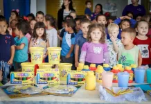 Alunos de Calmon recebem kits de material escolar