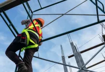 Homem é salvo após queda durante trabalho em altura
