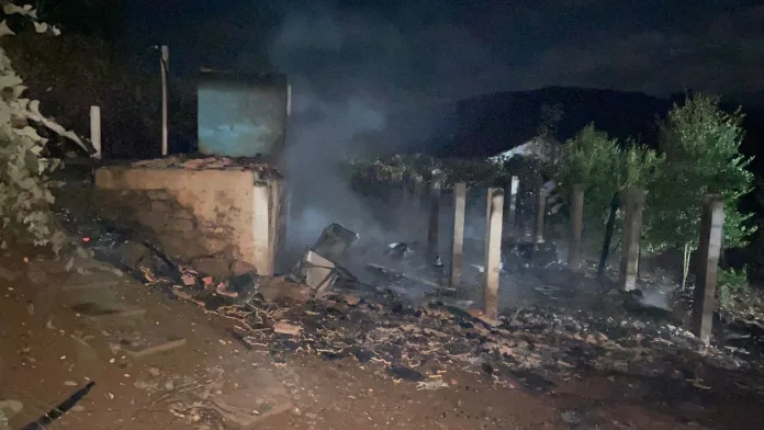 Incêndio destrói residência em Rio das Antas