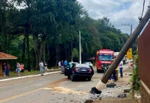 Carro bate em poste em Rio das Antas