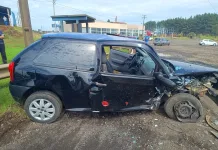 Colisão frontal deixa feridos dois homens e uma criança