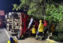 Motorista fica gravemente ferido após tombamento de caminhão