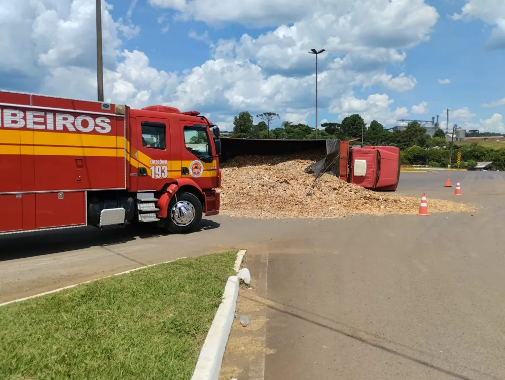 Caminhão de carga tomba e condutor é levado ao hospital