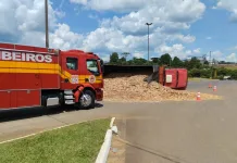 Caminhão de carga tomba e condutor é levado ao hospital