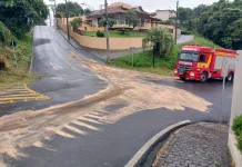 Grande derramamento de óleo fecha ruas em Videira