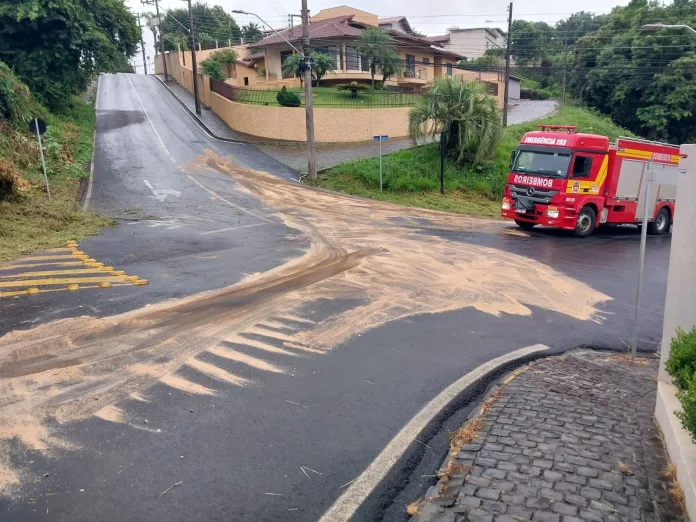 Grande derramamento de óleo fecha ruas em Videira