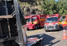 Motorista fica preso às ferragens em acidente com caminhão