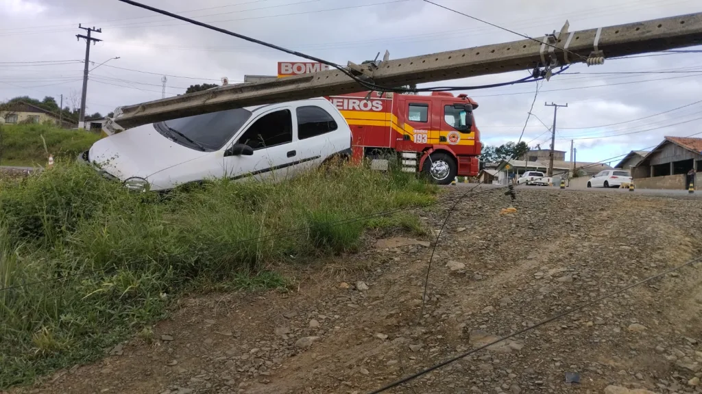 Poste é derrubado por carro em Lebon Régis