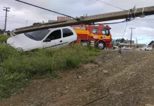 Poste é derrubado por carro em Lebon Régis