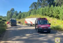 Bombeiros de Caçador atendem colisão entre carretas e caminhão