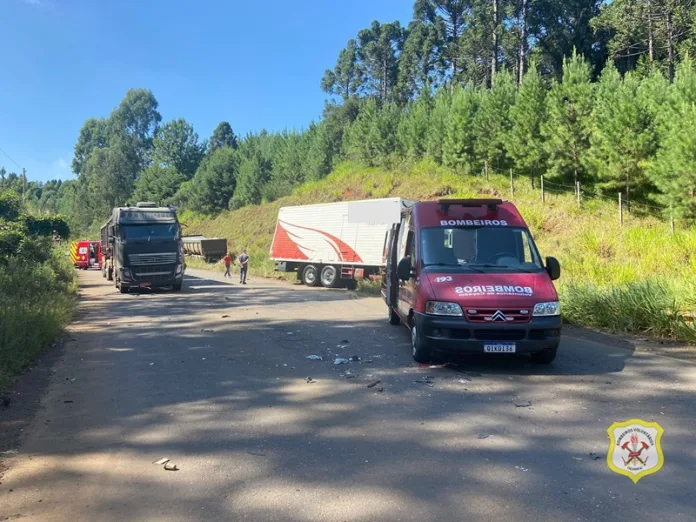 Bombeiros de Caçador atendem colisão entre carretas e caminhão