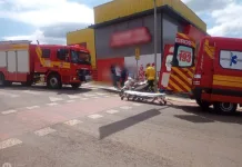 Acidente entre carro e moto deixa mulher ferida em Campos Novos