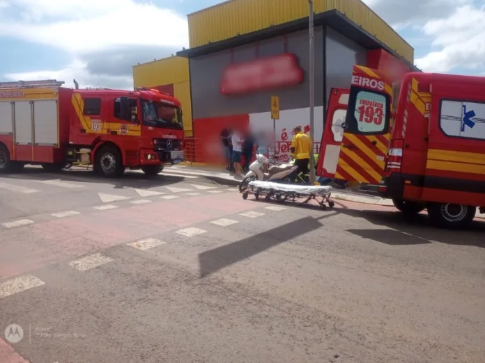 Acidente entre carro e moto deixa mulher ferida em Campos Novos