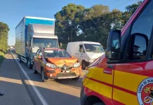 Três veículos colidem na SC-355 próximo ao trevo de Caçador