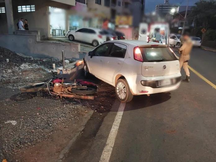 Acidente entre moto e carro em Videira deixa homem ferido