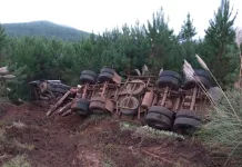 Caminhão tomba na SC-350 em Caçador