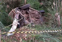 Duas pessoas ficam feridas em capotamento na SC-135