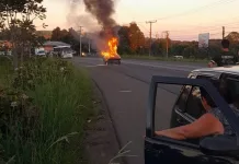 Carro pega fogo após engavetamento em Caçador