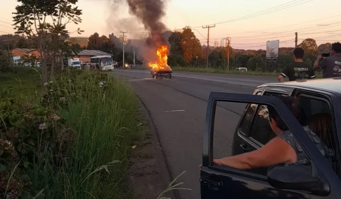 Carro pega fogo após engavetamento em Caçador